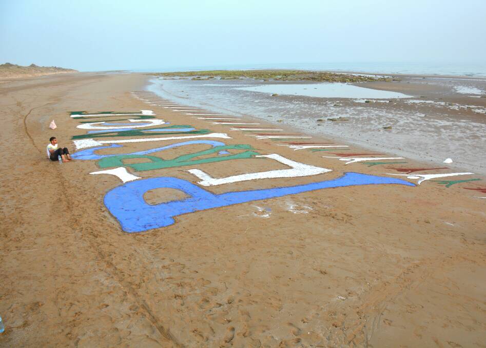 طراحی نام خلیج فارس بر ساحل روستای چاهک گناوه
