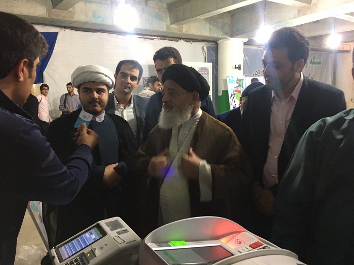 آموزش شهروندان باقرشهر با نحوه کارکرد صندوق الکترونیکی رای گیری شوراها