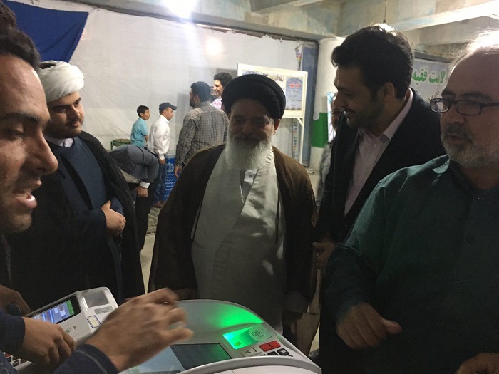 آموزش شهروندان باقرشهر با نحوه کارکرد صندوق الکترونیکی رای گیری شوراها