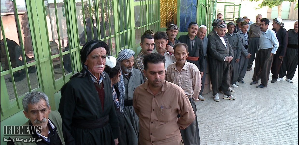 ازدحام کردستانی ها در ساعت ابتدایی رای گیری پای صندوق های رأی انتخابات