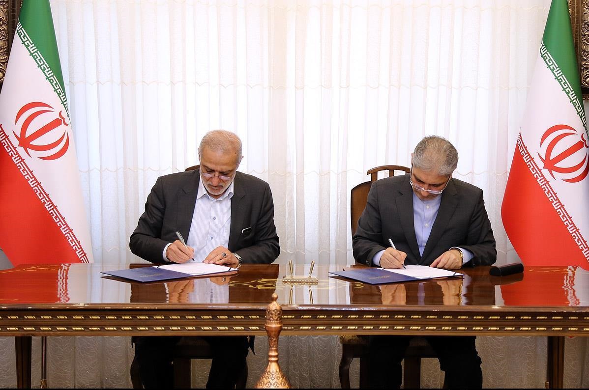 امضای تفاهم نامه برای توسعه فناوری نفت و گاز در آذربایجان شرقی
