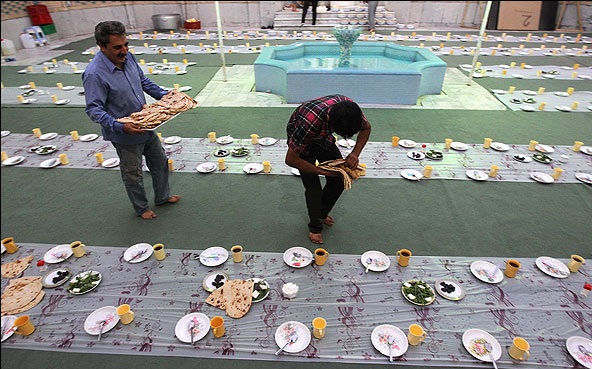 توزیع افطاری ساده در 127 مسجد حاشیه مشهد