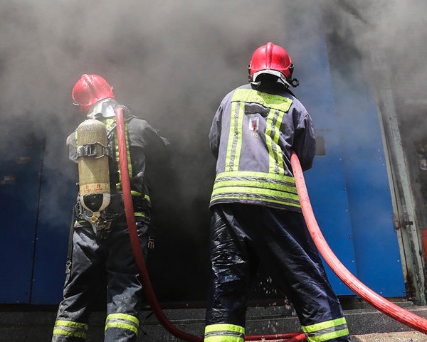 آتش سوزی سنگین یک کارگاه تولیدی در مشهد