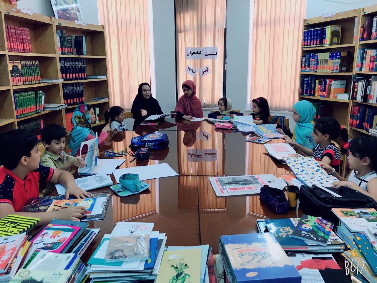 برگزاری نشست کتابخوان ویژه کتابهای کودک در کتابخانه صاحب بن عباد شهرستان ری