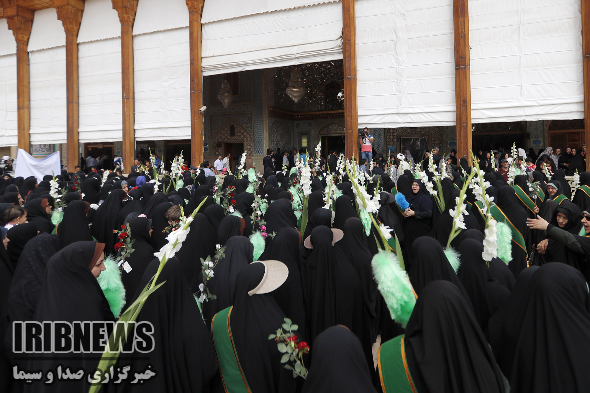 پیاده‌روی دسته جمعی بانوان شیرازی از مرقد امّ احمد (س) تا مرقد شاهچراغ (ع)