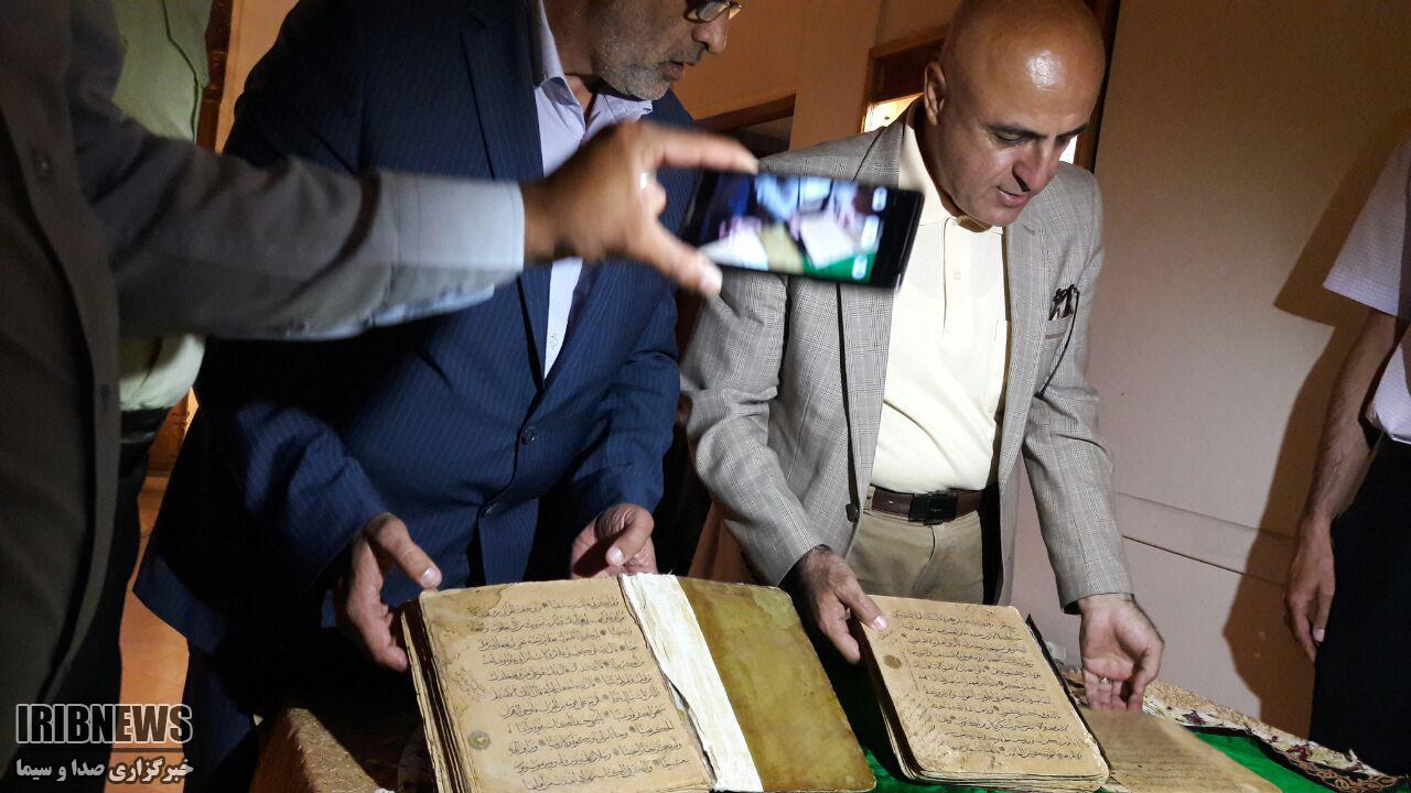 اهدای یک جلد قرآن دست نویس به موزه خوشنویسی قزوین