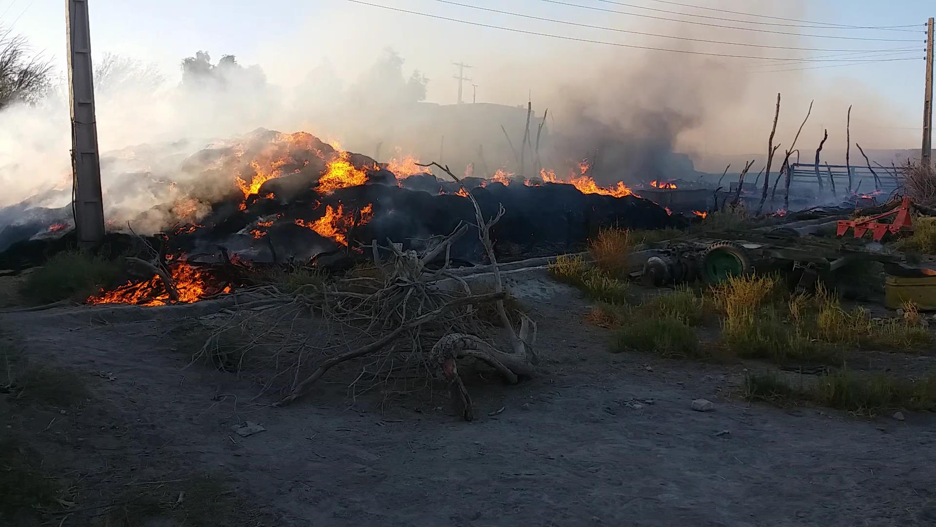 یک انبارعلوفه در روستای لورگ باغ شهرستان نیمروز در آتش سوخت.