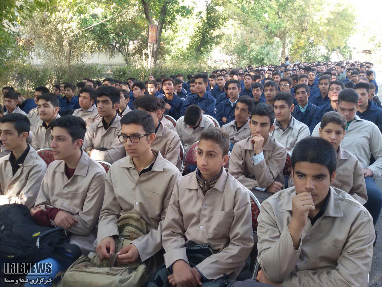 نواخته شدن زنگ آغاز سال تحصیلی و هفته دفاع مقدس در مدارس استان همدان