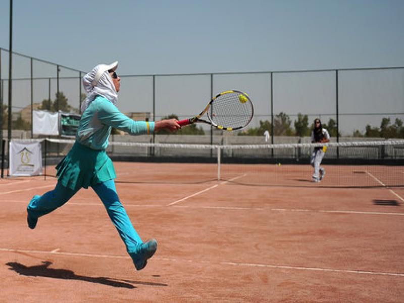 دختران زیر 12 سال تنیس در تمرینات آمادگی
