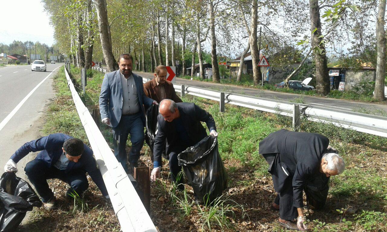 پاکسازی حاشیه جاده ورودی فومن