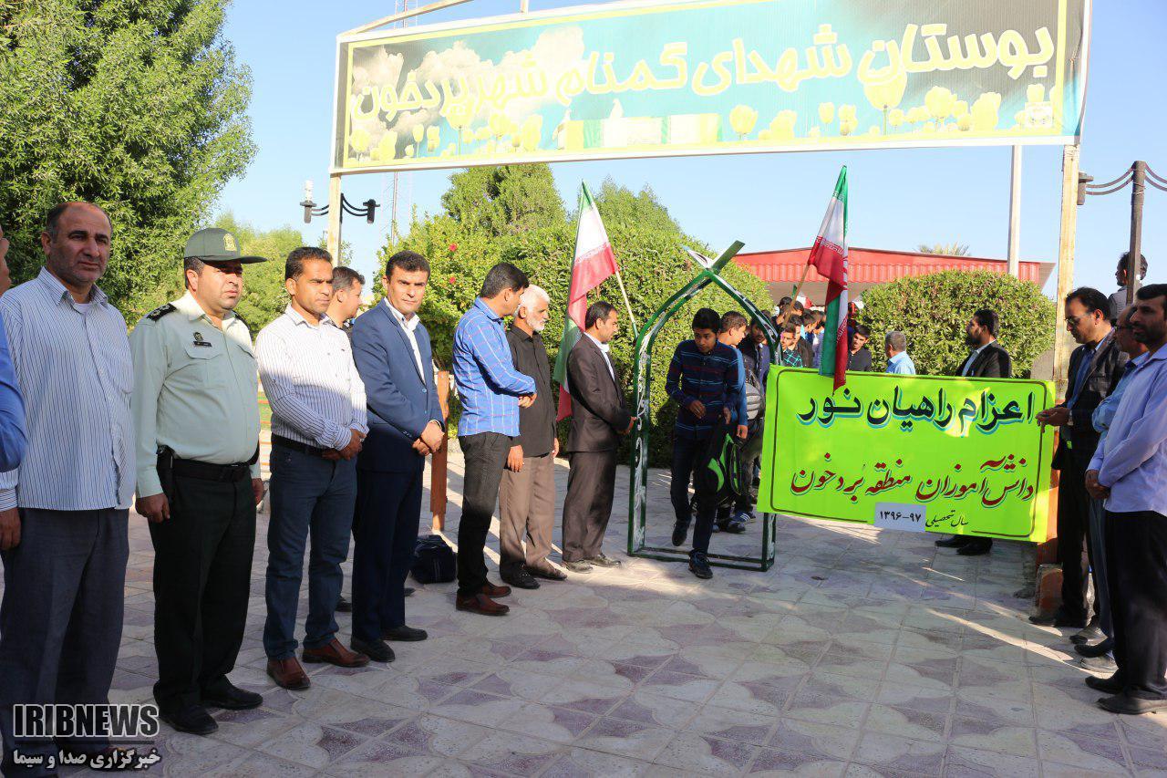 دانش آموزان دیری به مناطق عملیاتی دفاع مقدس اعزام شدند