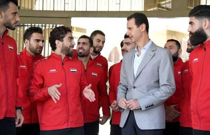 دیدار بشار اسد با دو بازیکن تیم ملی فوتبال سوریه که حامی مخالفان بودند