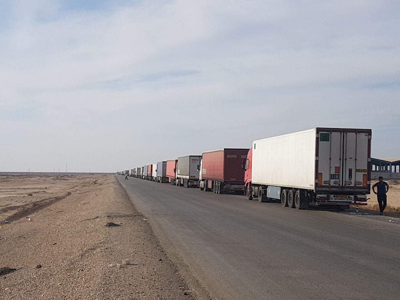 کامیون های حامل مواد غذایی پشت دروازه های عراق