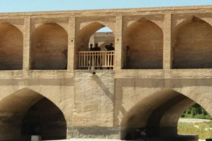مخالفت کارشناسان بناهای تاریخی  با نصب حفاظ در سی و سه پل