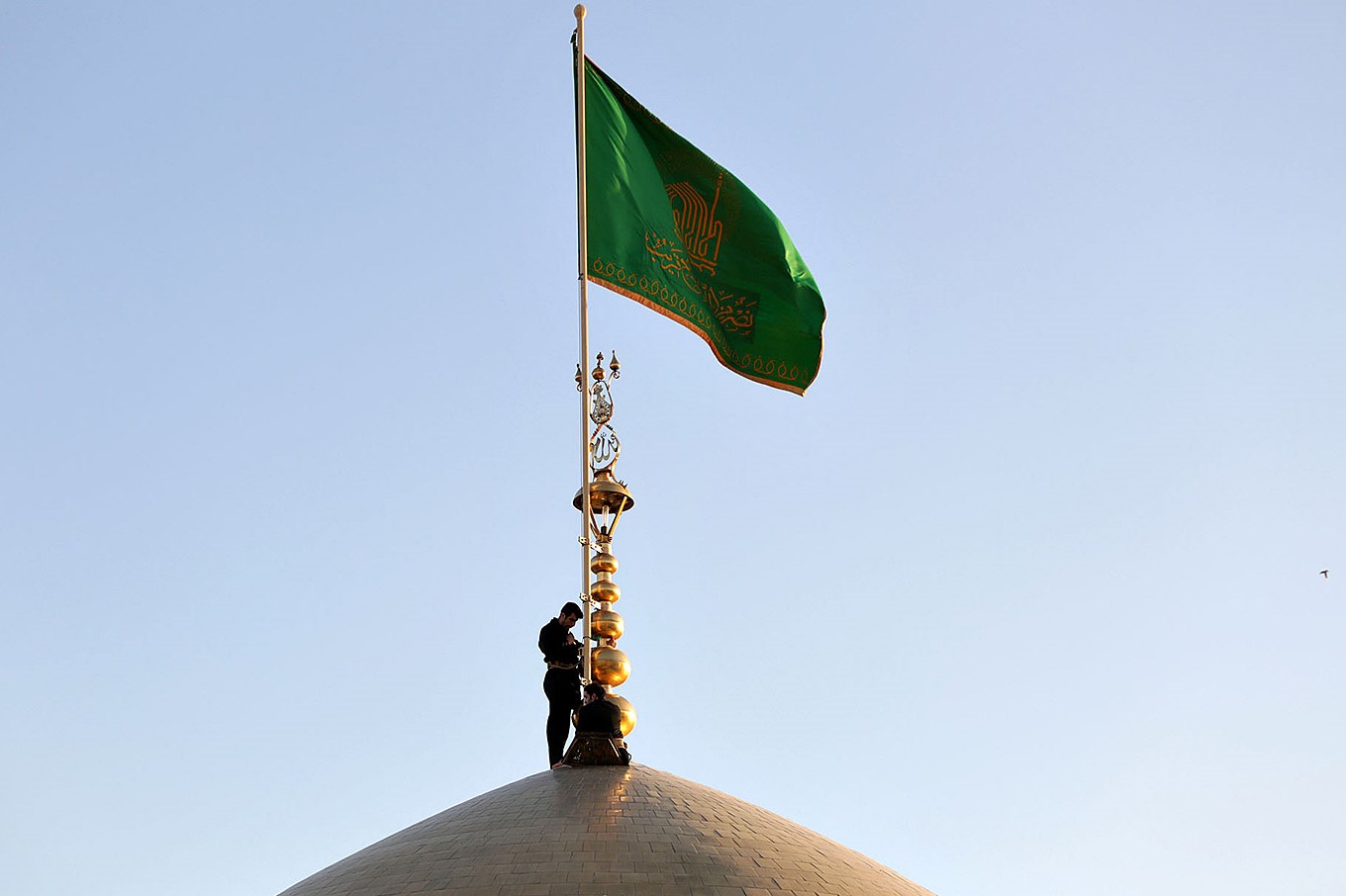 به اهتزار در آمدن پرچم سبز رضوی فردا بر فراز گنبد منور امام رضا(ع)