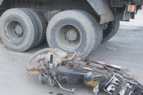 سه کشته در تصادف موتورسیکلت و کامیون در شیروان