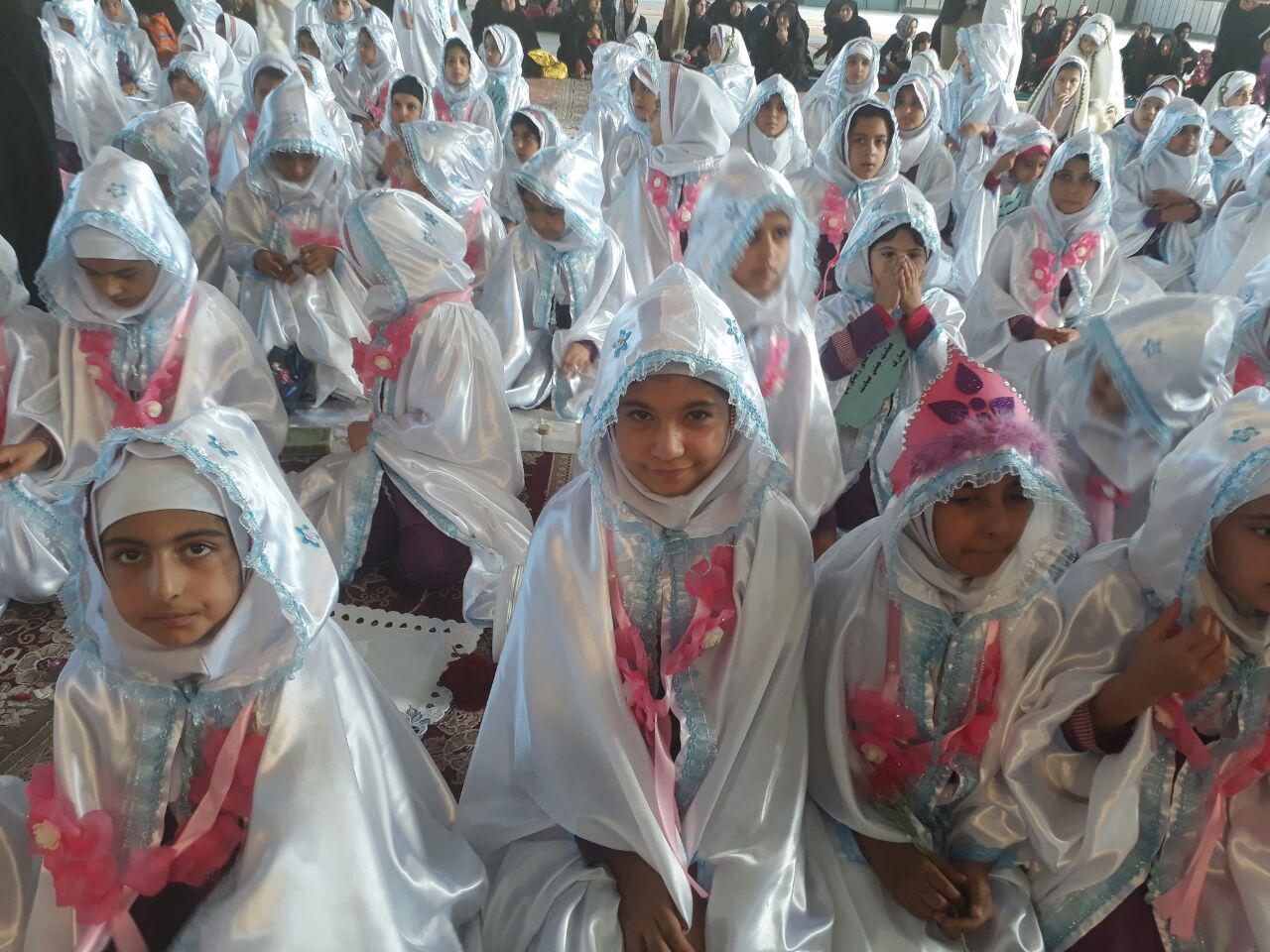 جشن عبادت ۲۰۰ دانش آموز دختر در چرام+عکس