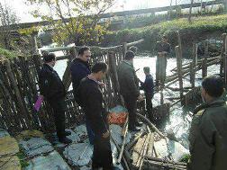 تخریب یک آب بند چوبی غیرمجاز در لنگرود