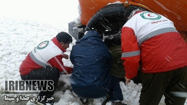 امداد رسانی به خودروهای گرفتار برف ،زنجان