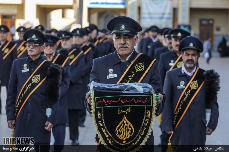 برافراشتن پرچم عزا بر فراز گنبد حرم احمد بن موسی (ع)