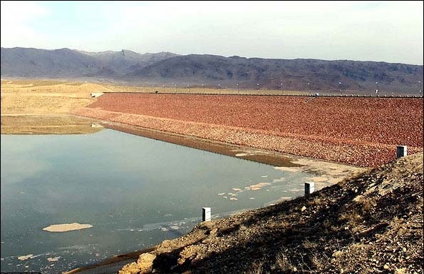 احداث سد خاکی در روستای بناری چرام 