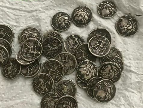 کشف سکه‌های باستانی در فرودگاه کرمانشاه