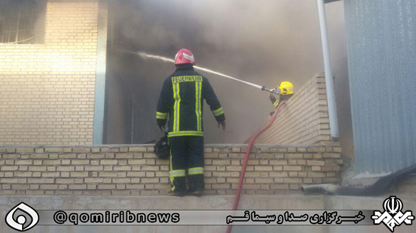مهار آتش سوزی در یک واحد تولید دمپایی در شهرک شکوهیه قم