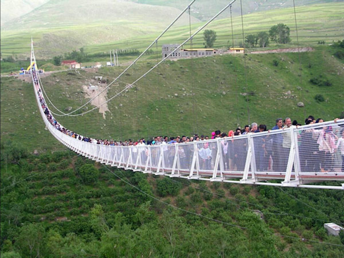 بازدید گردشگران از پل معلق مشگین شهر