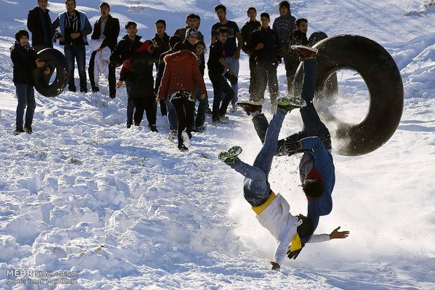 مصدوم شدن تازه داماد در اثر تیوپ سواری در پیست اسکی