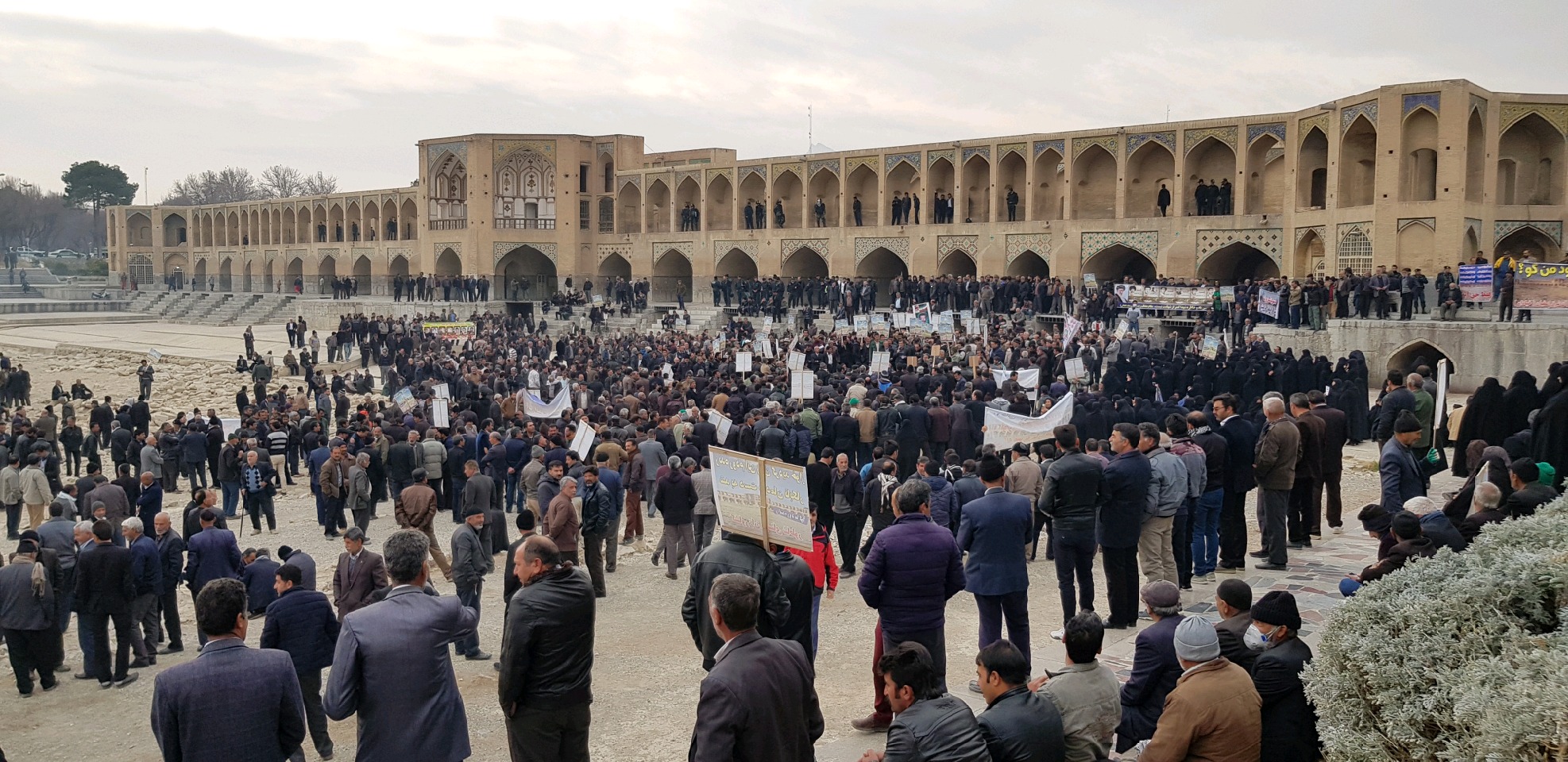 تجمع اعتراضی کشاورزان اصفهان در بستر خشک زاینده رود