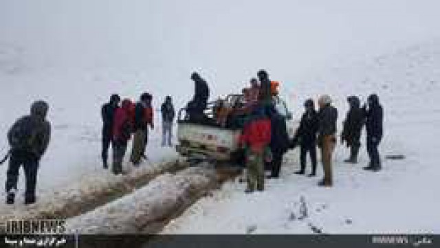 تلاش هلال احمر برای رهایی گرفتارشدگان در برف