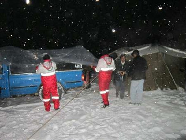 نجات 4 خانوار عشایری گرفتار در برف
