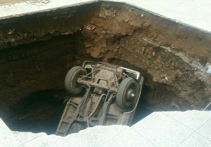 سقوط خودرو سواری به داخل چاه فاضلاب در قزوین