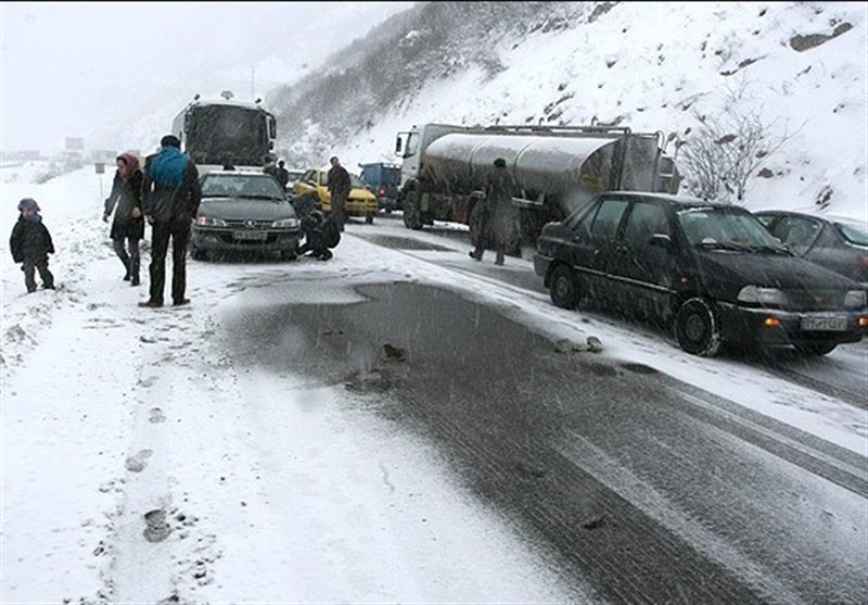 محور‌های استان لغزنده است زنجیرچرخ همراه داشته باشید