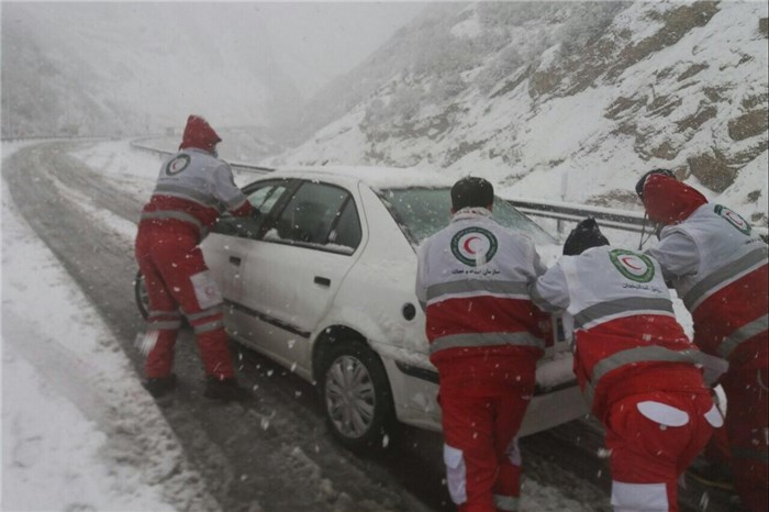 امداد رسانی به ۲۰ خودروی گرفتار در برف در الموت