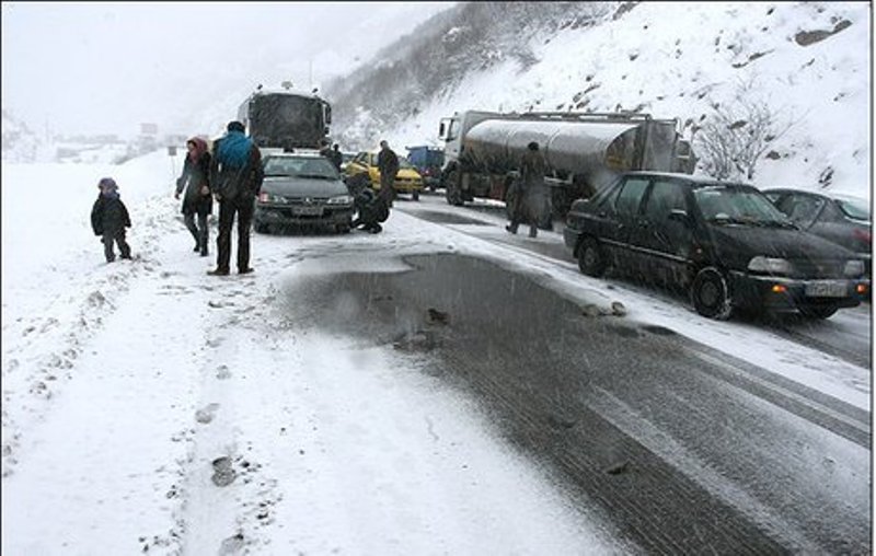 امداد رسانی به مسافران گرفتار در برف در غرب خراسان رضوی