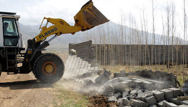 ساخت وسازهای غیر قانونی خانه باغ ها تخریب می شود