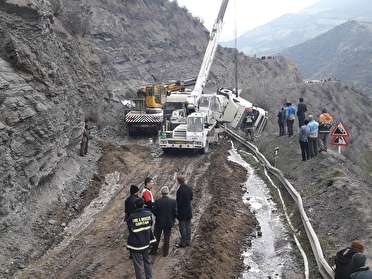 بازگشایی جاده آزادشهر به شاهرود ،خواب آلودگی راننده علت واژگونی تانکر سوخت