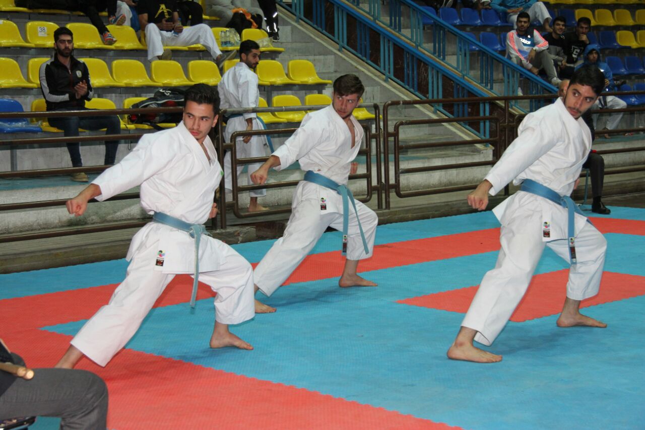 صدرنشینی دانشگاه آزاد و آذرپینار در سوپرلیگ کاراته