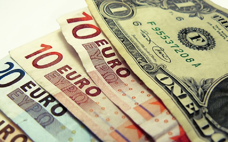 کاهش نرخ رسمی یورو و پوند