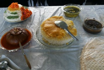 نمایش غذا‌های محلی در صومعه سرا