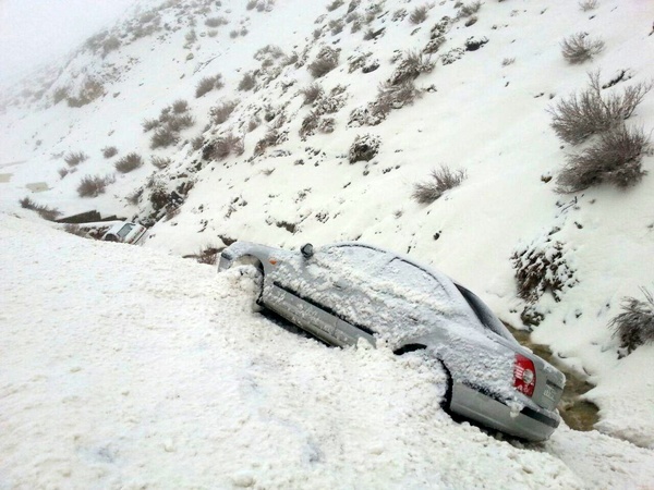 نجات سرنشینان34 خودروی گرفتار در برف تاراز