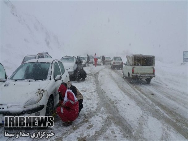 نجات سرنشینان 10 خودرو در مهاباد از برف و کولاک