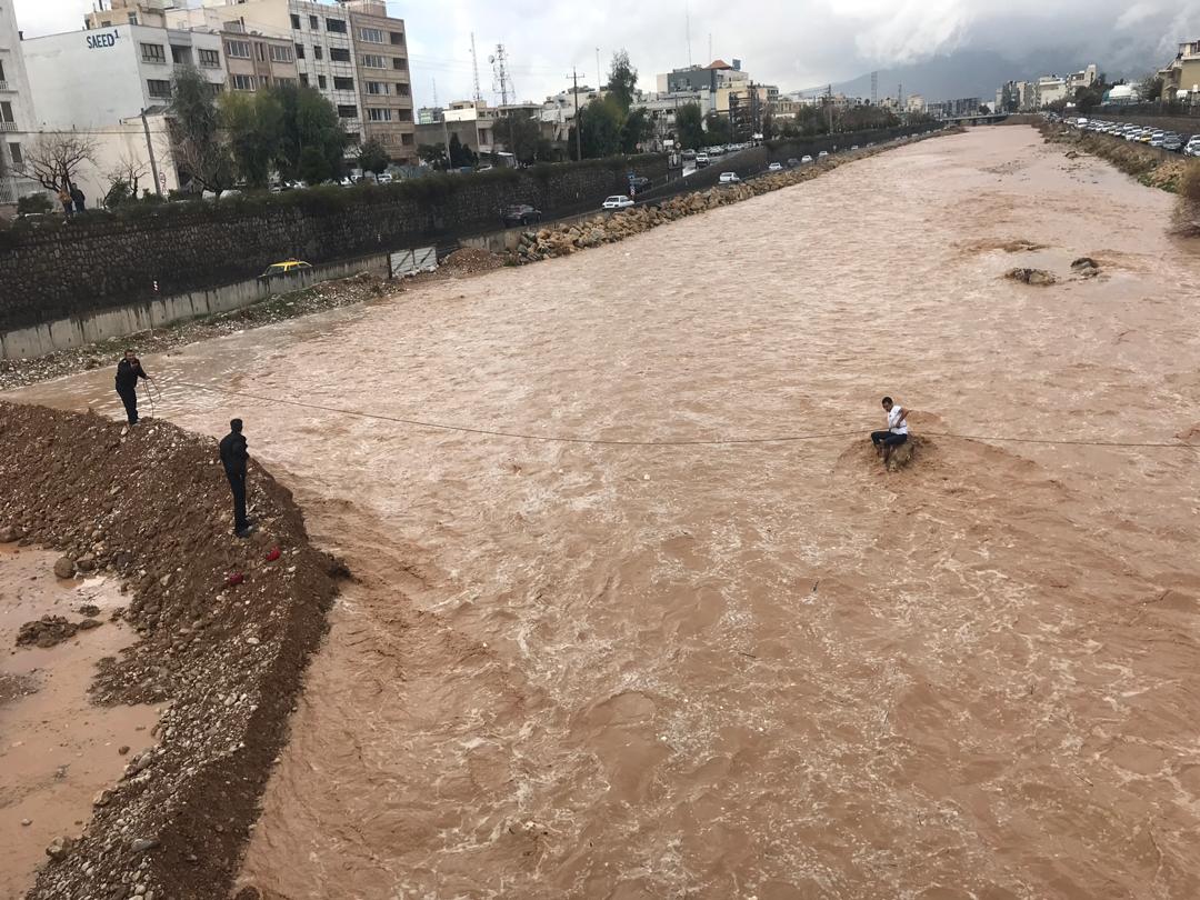 نجات شهروند گرفتار شده از سیلاب رودخانه خشک شیراز