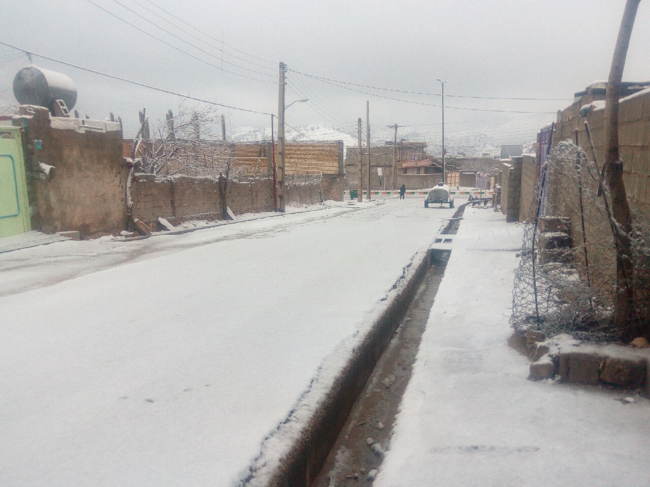آغاز بارش برف در مناطق سردسیری استان