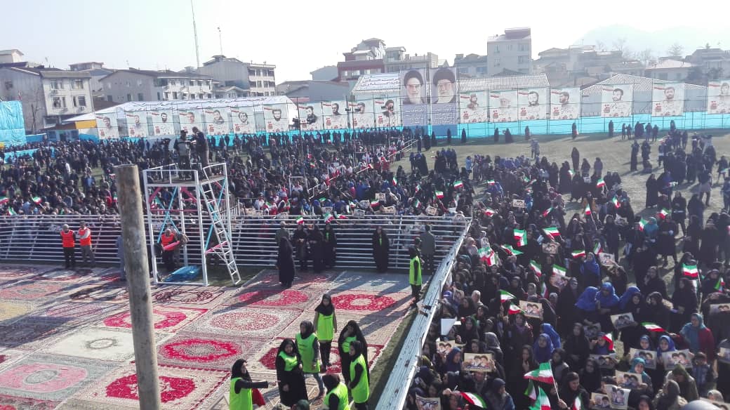 انتظار مردم گیلان در لاهیجان برای حضور رییس جمهور در ورزشگاه