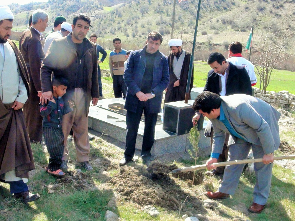 غرس ۱۰۰ نهال در مزارشهدای روستای سرخپان جوانرود