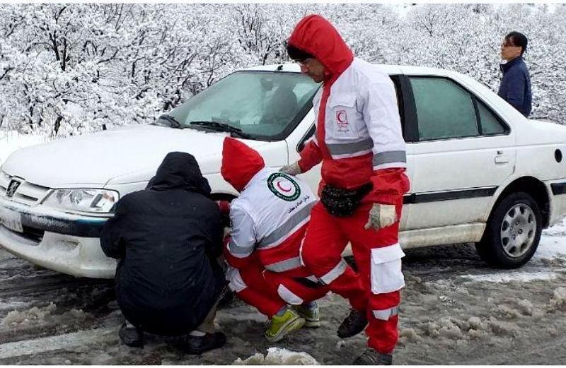 امدادرسانی به خودرو‌های گرفتار شده در برف و کولاک