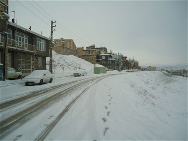 براثر بارش برف ارتباط ۶۰ روستای جوانرود قطع شد