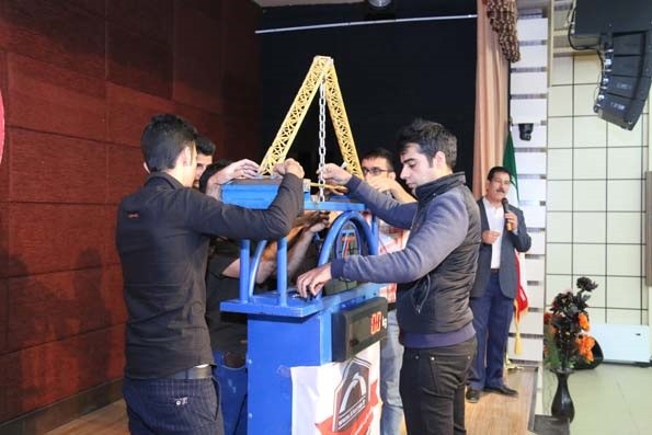 رقابت دانش آموزان در مسابقات سازه‌های ماکارونی